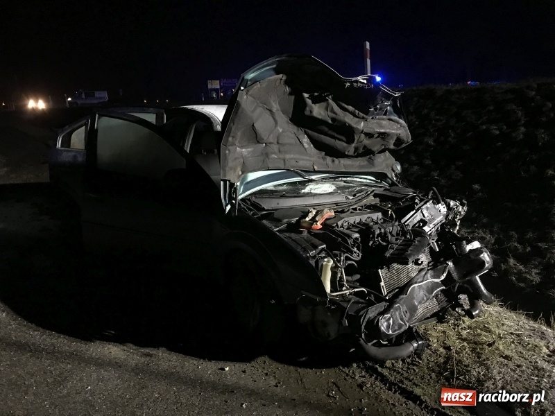 Zdjęcie w galerii na portalu naszraciborz.pl: Ford staranował policyjny radiowóz na DK 78. Dwóch funkcjonariuszy w szpitalu FOTO WIDEO wiadomości z regionu