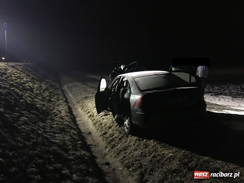 Zdjęcie w galerii na portalu naszraciborz.pl: Ford staranował policyjny radiowóz na DK 78. Dwóch funkcjonariuszy w szpitalu FOTO WIDEO wiadomości z regionu