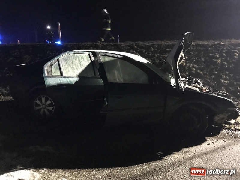 Zdjęcie w galerii na portalu naszraciborz.pl: Ford staranował policyjny radiowóz na DK 78. Dwóch funkcjonariuszy w szpitalu FOTO WIDEO wiadomości z regionu