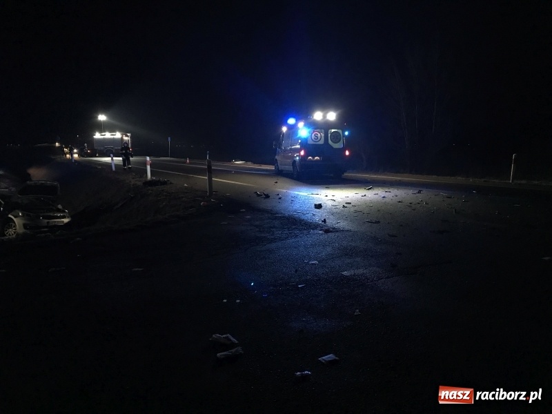 Zdjęcie w galerii na portalu naszraciborz.pl: Ford staranował policyjny radiowóz na DK 78. Dwóch funkcjonariuszy w szpitalu FOTO WIDEO wiadomości z regionu