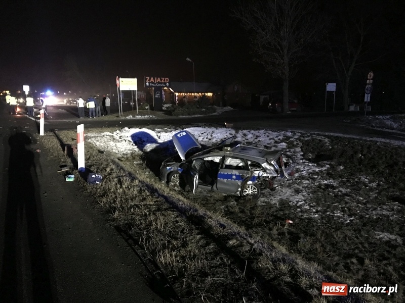 Zdjęcie w galerii na portalu naszraciborz.pl: Ford staranował policyjny radiowóz na DK 78. Dwóch funkcjonariuszy w szpitalu FOTO WIDEO wiadomości z regionu