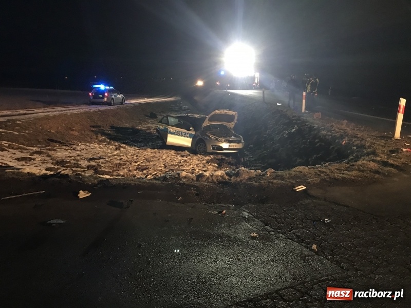 Zdjęcie w galerii na portalu naszraciborz.pl: Ford staranował policyjny radiowóz na DK 78. Dwóch funkcjonariuszy w szpitalu FOTO WIDEO wiadomości z regionu