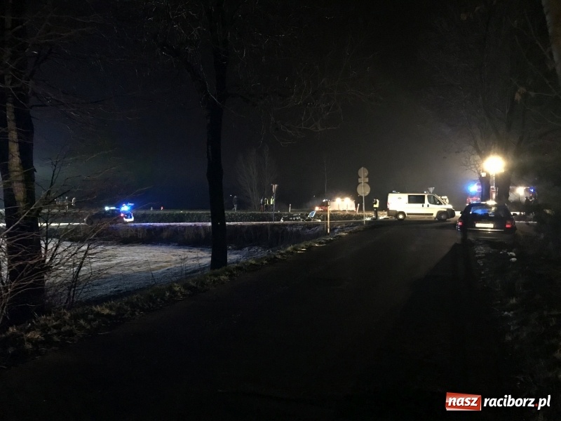 Zdjęcie w galerii na portalu naszraciborz.pl: Ford staranował policyjny radiowóz na DK 78. Dwóch funkcjonariuszy w szpitalu FOTO WIDEO wiadomości z regionu
