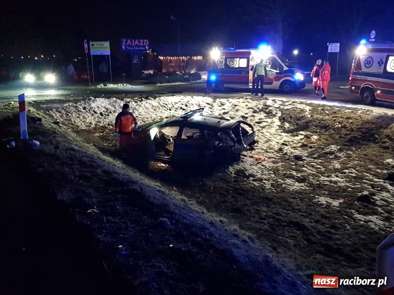 Zdjęcie w galerii na portalu naszraciborz.pl: Ford staranował policyjny radiowóz na DK 78. Dwóch funkcjonariuszy w szpitalu FOTO WIDEO wiadomości z regionu