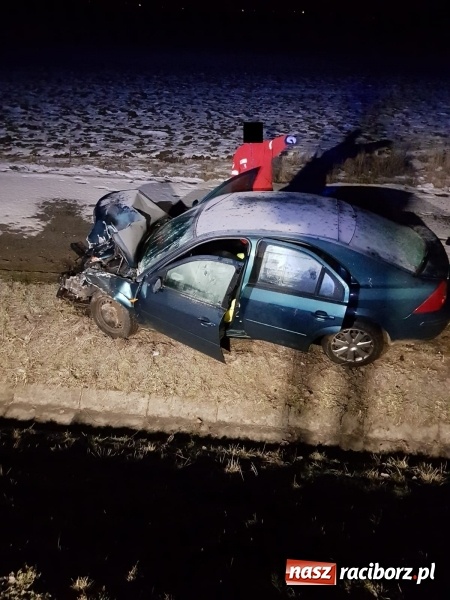 Zdjęcie w galerii na portalu naszraciborz.pl: Ford staranował policyjny radiowóz na DK 78. Dwóch funkcjonariuszy w szpitalu FOTO WIDEO wiadomości z regionu