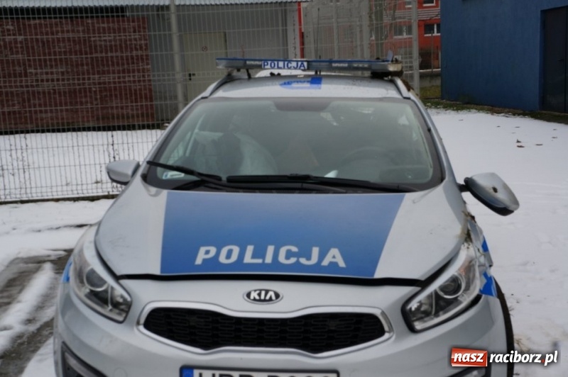 Zdjęcie w galerii na portalu naszraciborz.pl: Ford staranował policyjny radiowóz na DK 78. Dwóch funkcjonariuszy w szpitalu FOTO WIDEO wiadomości z regionu