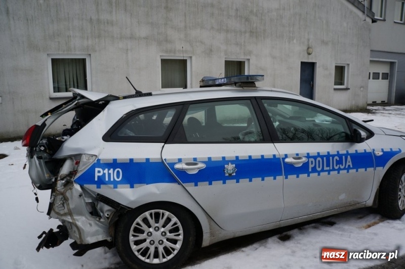 Zdjęcie w galerii na portalu naszraciborz.pl: Ford staranował policyjny radiowóz na DK 78. Dwóch funkcjonariuszy w szpitalu FOTO WIDEO wiadomości z regionu