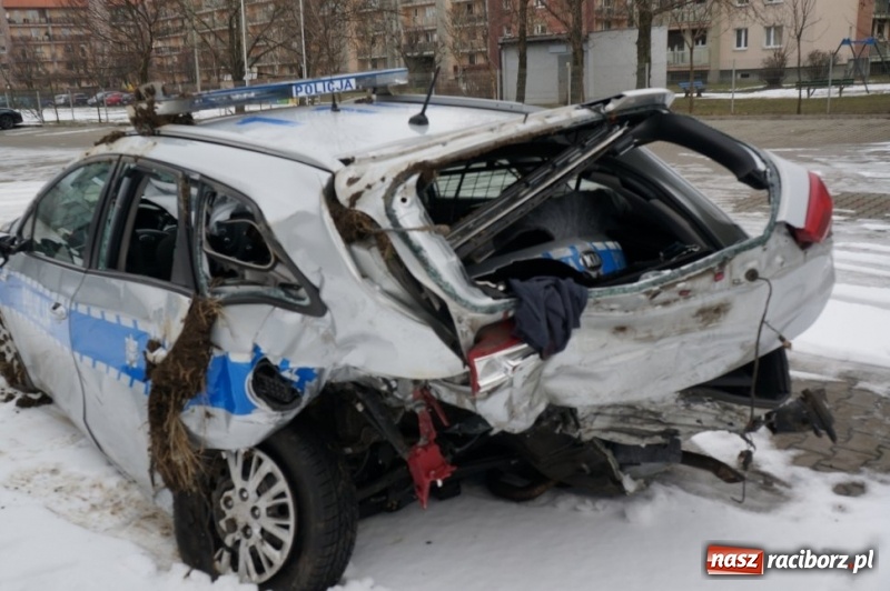 Zdjęcie w galerii na portalu naszraciborz.pl: Ford staranował policyjny radiowóz na DK 78. Dwóch funkcjonariuszy w szpitalu FOTO WIDEO wiadomości z regionu