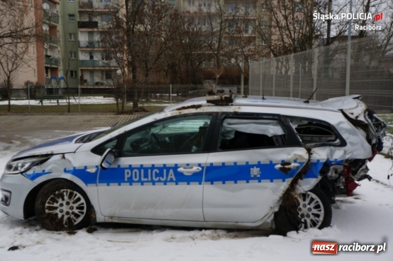 Zdjęcie w galerii na portalu naszraciborz.pl: Ford staranował policyjny radiowóz na DK 78. Dwóch funkcjonariuszy w szpitalu FOTO WIDEO wiadomości z regionu