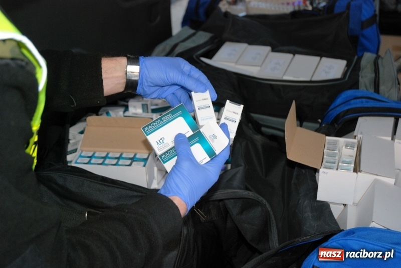 Zdjęcie w galerii na portalu naszraciborz.pl: Auto pełne nielegalnych sterydów. Pogranicznicy z Raciborza zatrzymali 44-latka ze Słowacji wiadomości z regionu