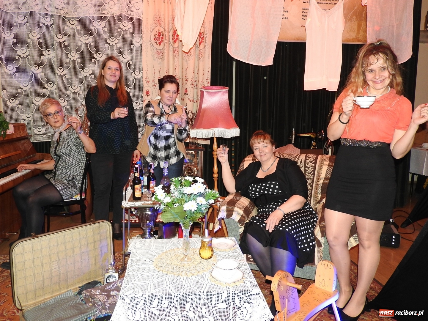 Zdjęcie w galerii na portalu naszraciborz.pl: Obywatelki i towarzyszki ludu pracy na combrze w Łubowicach  wiadomości z regionu