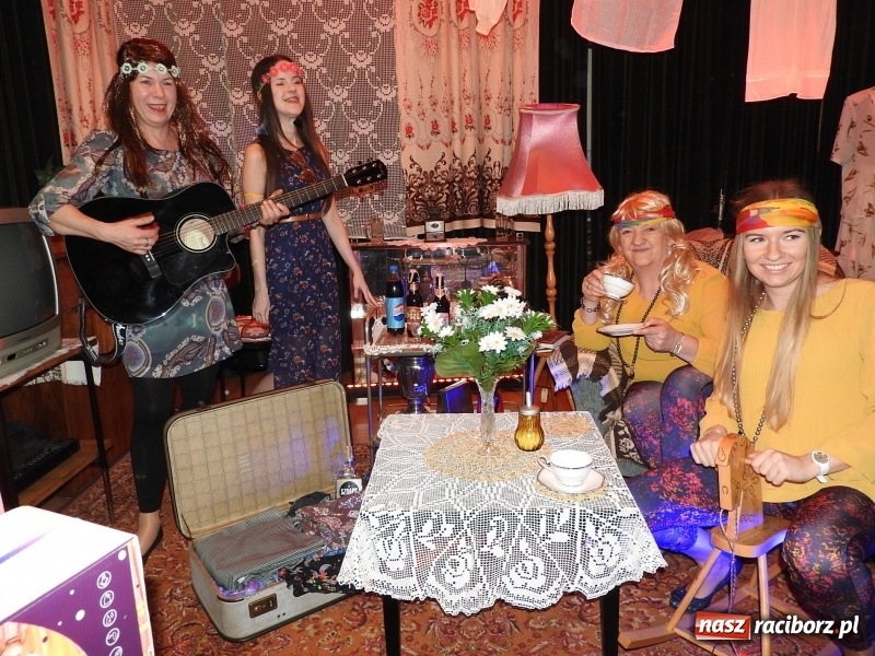 Zdjęcie w galerii na portalu naszraciborz.pl: Obywatelki i towarzyszki ludu pracy na combrze w Łubowicach  wiadomości z regionu