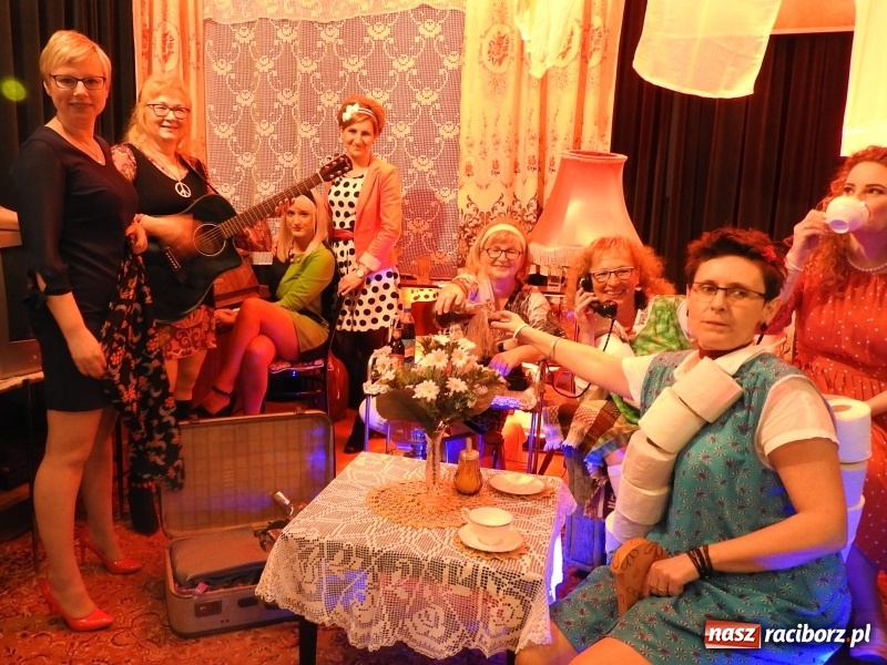 Zdjęcie w galerii na portalu naszraciborz.pl: Obywatelki i towarzyszki ludu pracy na combrze w Łubowicach  wiadomości z regionu