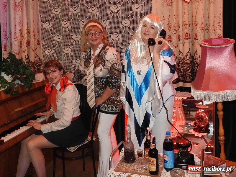 Zdjęcie w galerii na portalu naszraciborz.pl: Obywatelki i towarzyszki ludu pracy na combrze w Łubowicach  wiadomości z regionu