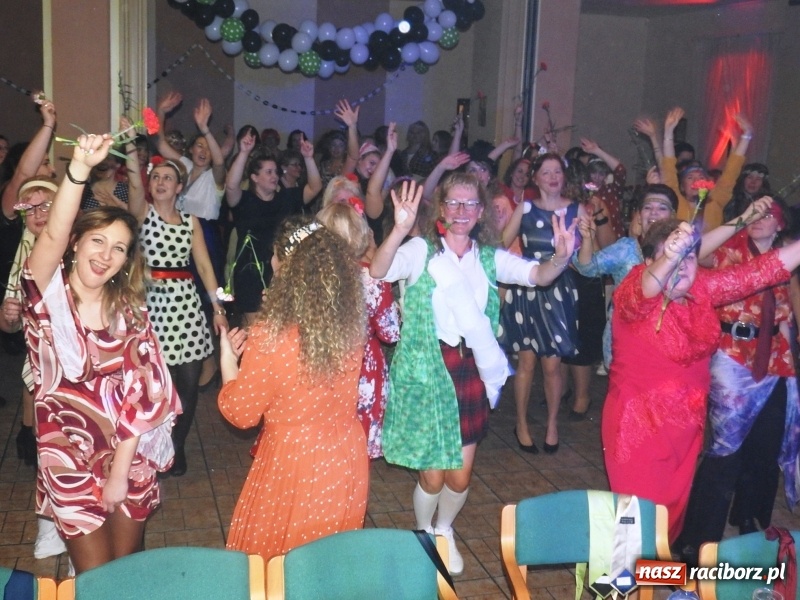 Zdjęcie w galerii na portalu naszraciborz.pl: Obywatelki i towarzyszki ludu pracy na combrze w Łubowicach  wiadomości z regionu