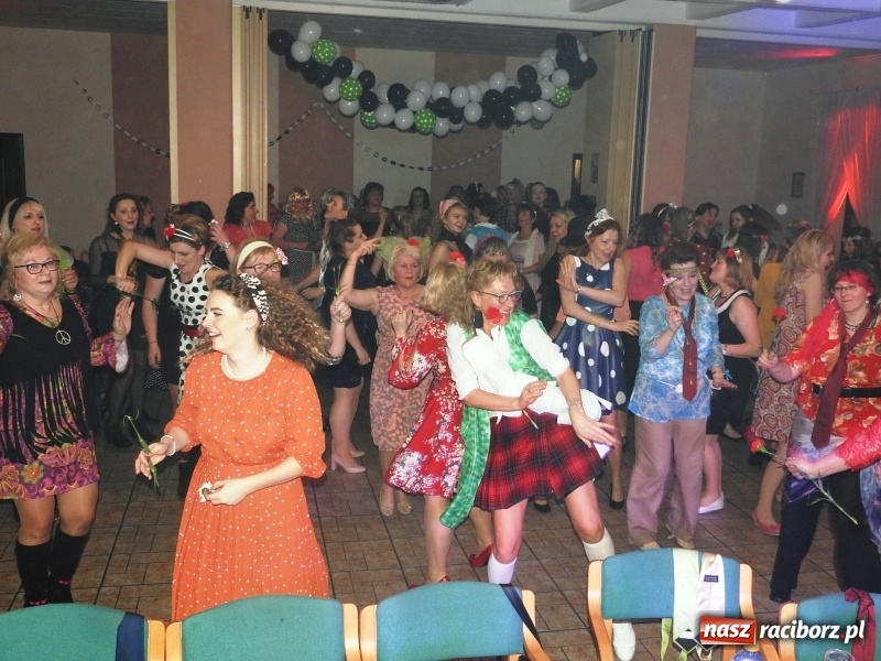 Zdjęcie w galerii na portalu naszraciborz.pl: Obywatelki i towarzyszki ludu pracy na combrze w Łubowicach  wiadomości z regionu