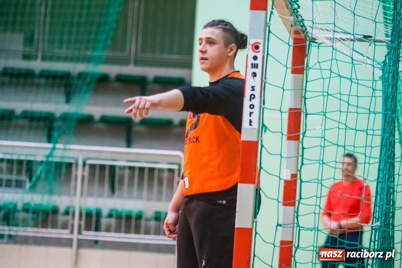 Zdjęcie w galerii na portalu naszraciborz.pl: HLPN: Udana pogoń Salonu Fryzjerskiego wiadomości z regionu