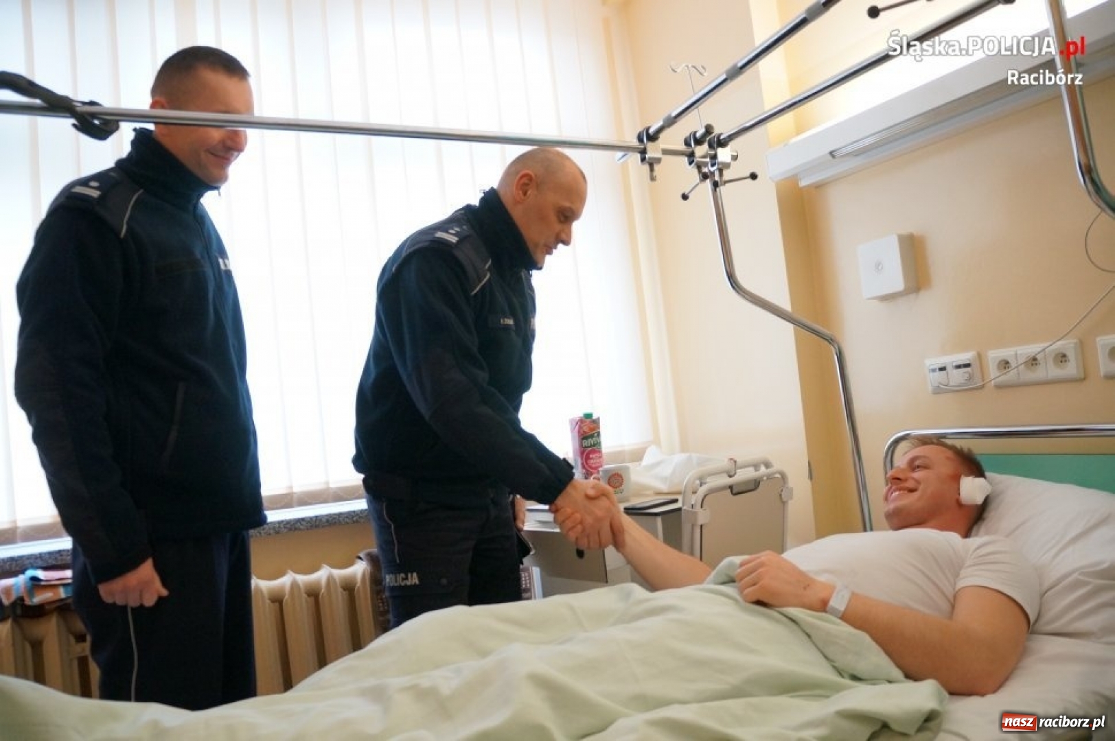Zdjęcie w galerii na portalu naszraciborz.pl: Komendanci odwiedzili rannych w wypadku policjantów FOTO wiadomości z regionu