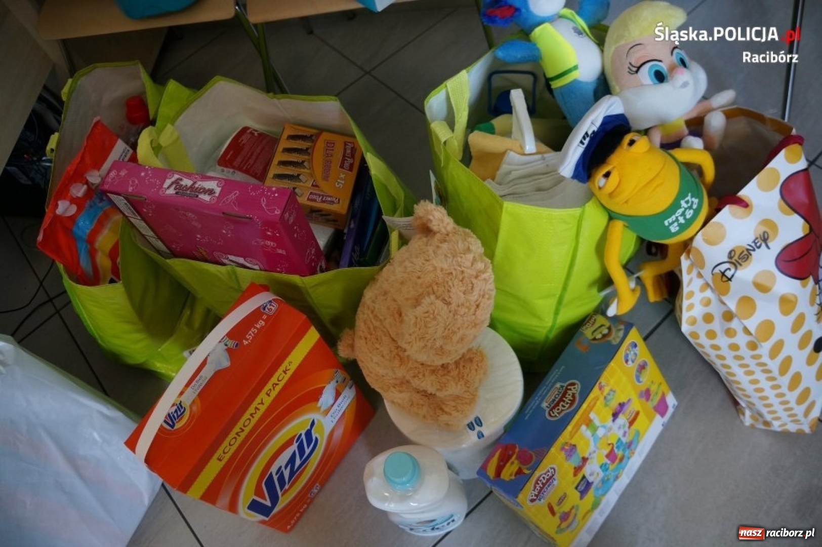 Zdjęcie w galerii na portalu naszraciborz.pl: Policjanci o dużym sercu. Pomogli poszkodowanym w pożarze! wiadomości z regionu