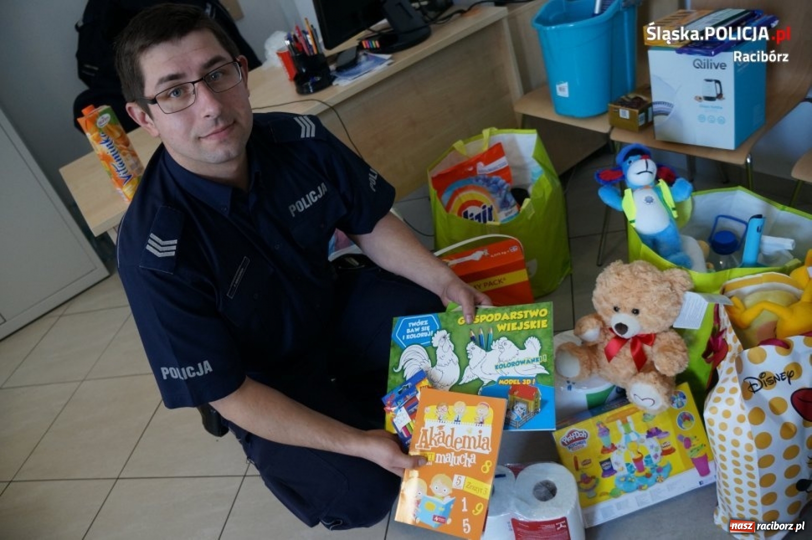 Zdjęcie w galerii na portalu naszraciborz.pl: Policjanci o dużym sercu. Pomogli poszkodowanym w pożarze! wiadomości z regionu
