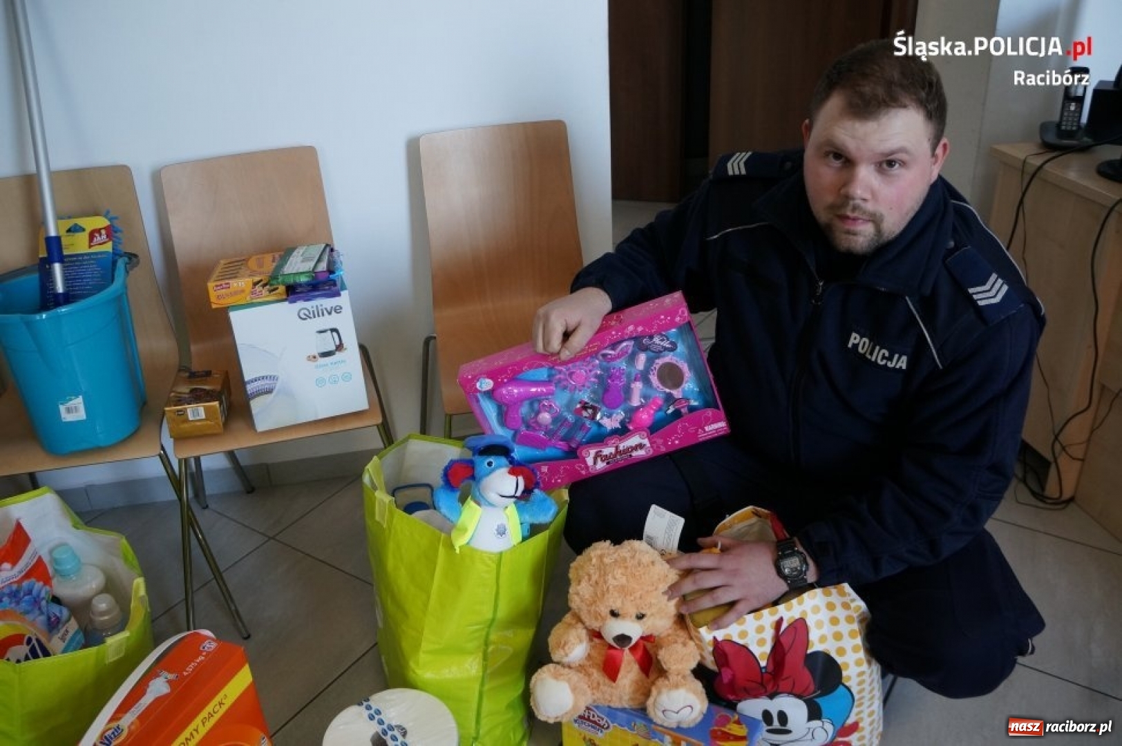 Zdjęcie w galerii na portalu naszraciborz.pl: Policjanci o dużym sercu. Pomogli poszkodowanym w pożarze! wiadomości z regionu