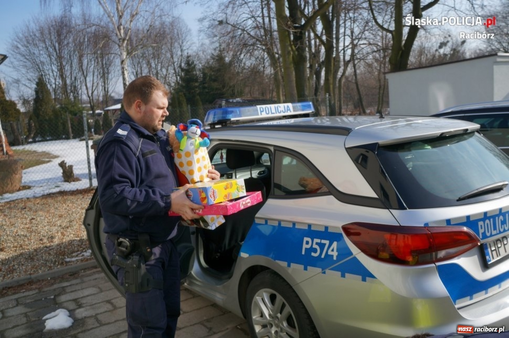 Zdjęcie w galerii na portalu naszraciborz.pl: Policjanci o dużym sercu. Pomogli poszkodowanym w pożarze! wiadomości z regionu