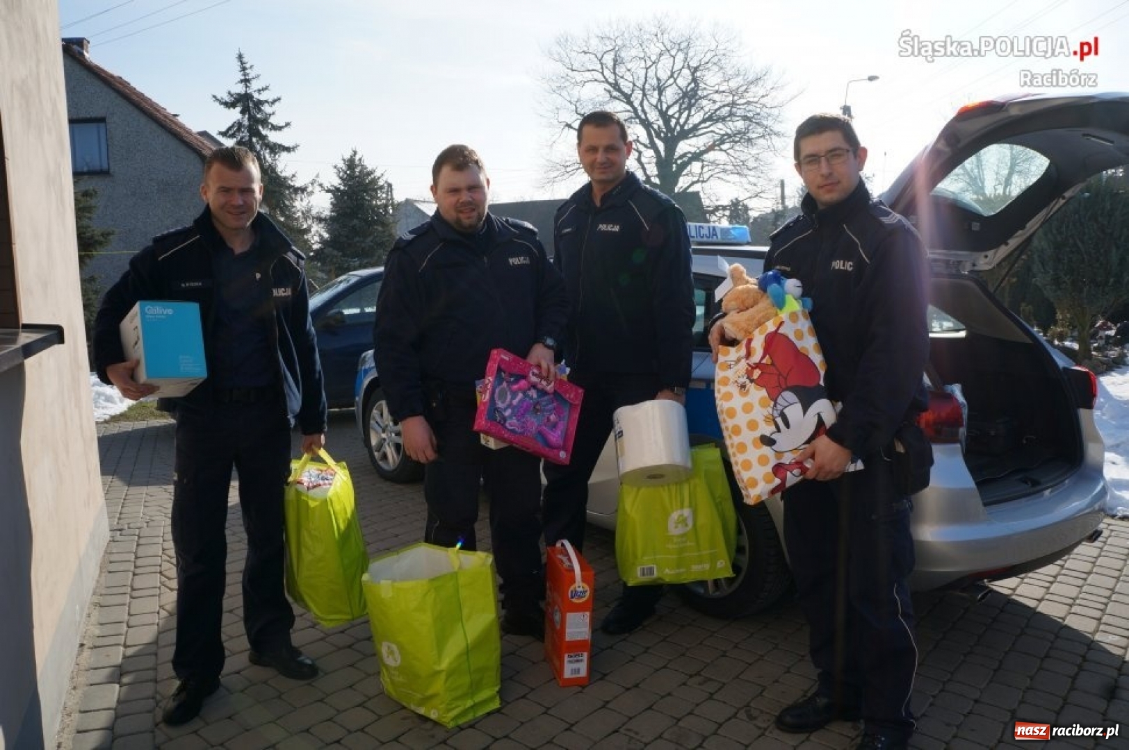 Zdjęcie w galerii na portalu naszraciborz.pl: Policjanci o dużym sercu. Pomogli poszkodowanym w pożarze! wiadomości z regionu