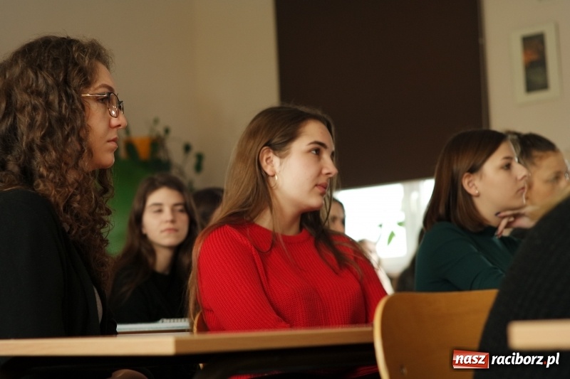 Zdjęcie w galerii na portalu naszraciborz.pl: Język polski dla obcokrajowców w II LO wiadomości z regionu