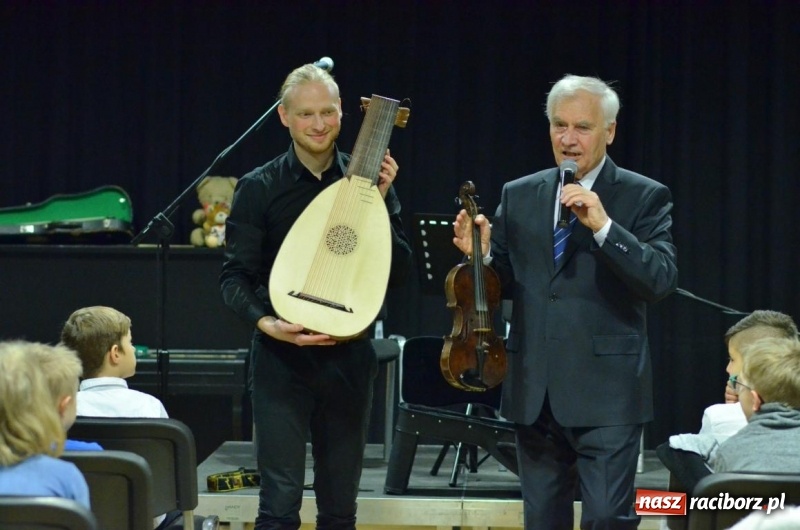 Zdjęcie w galerii na portalu naszraciborz.pl: Dawna lutnia i sopran, czyli kolejny koncert umuzykalniający w RCK wiadomości z regionu