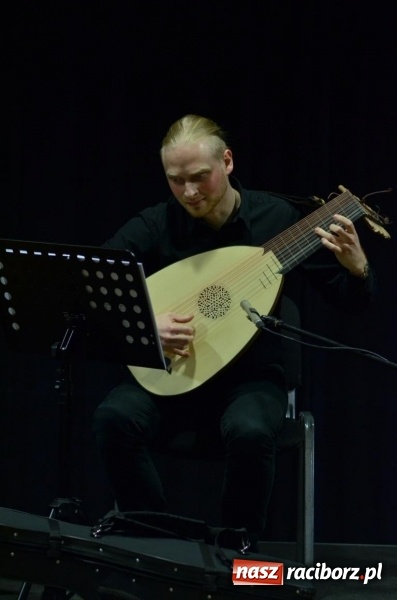 Zdjęcie w galerii na portalu naszraciborz.pl: Dawna lutnia i sopran, czyli kolejny koncert umuzykalniający w RCK wiadomości z regionu