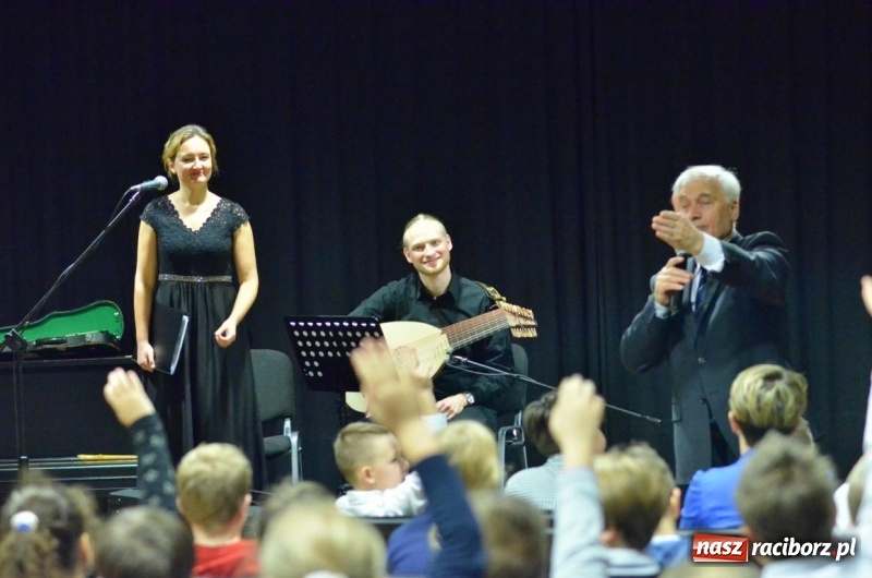 Zdjęcie w galerii na portalu naszraciborz.pl: Dawna lutnia i sopran, czyli kolejny koncert umuzykalniający w RCK wiadomości z regionu