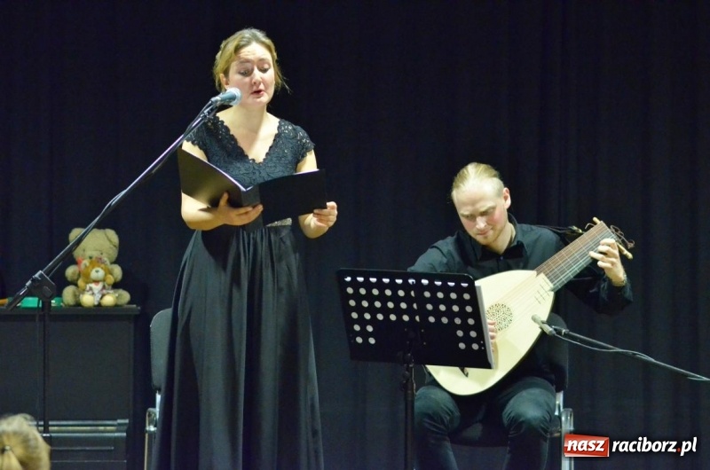 Zdjęcie w galerii na portalu naszraciborz.pl: Dawna lutnia i sopran, czyli kolejny koncert umuzykalniający w RCK wiadomości z regionu
