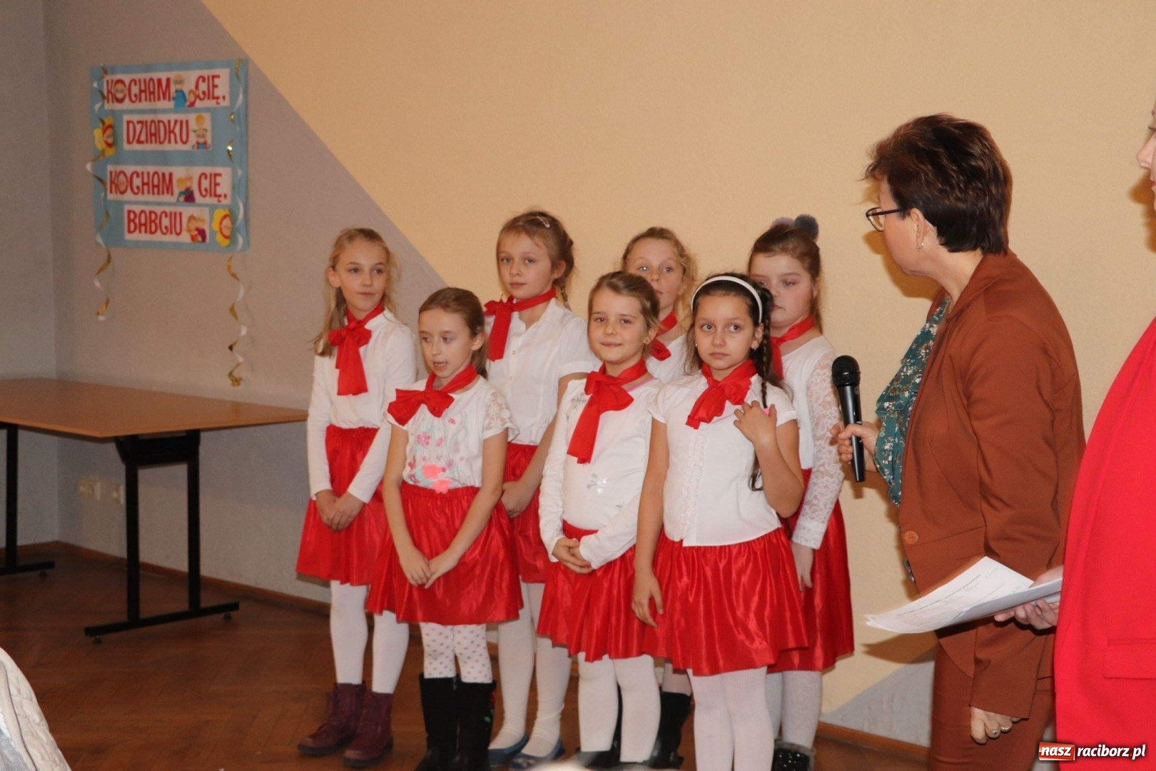 Zdjęcie w galerii na portalu naszraciborz.pl: W Krowiarkach świętowano Dzień Babci i Dziadka wiadomości z regionu