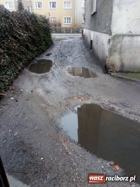 Zdjęcie w galerii na portalu naszraciborz.pl: Kałuże i garby zbyt dużym wyzwaniem dla MZB  wiadomości z regionu