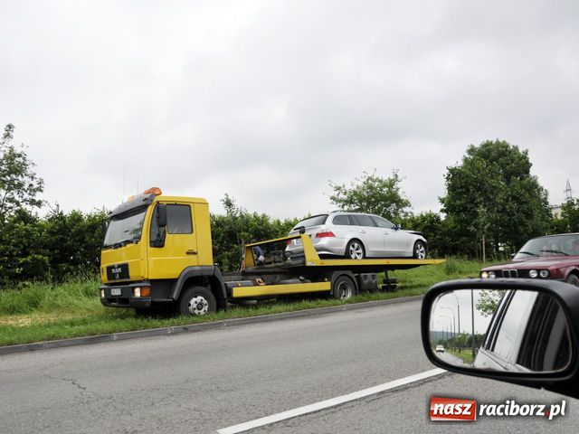Zdjęcie w galerii na portalu naszraciborz.pl: BMW ścięło słup na Piaskowej wiadomości z regionu