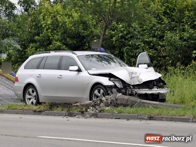 Zdjęcie w galerii na portalu naszraciborz.pl: BMW ścięło słup na Piaskowej wiadomości z regionu