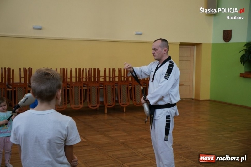 Zdjęcie w galerii na portalu naszraciborz.pl: Bezpieczne ferie 2019. Sportowe spotkanie z dzielnicowym w Kobyli wiadomości z regionu