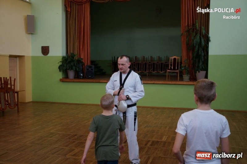 Zdjęcie w galerii na portalu naszraciborz.pl: Bezpieczne ferie 2019. Sportowe spotkanie z dzielnicowym w Kobyli wiadomości z regionu