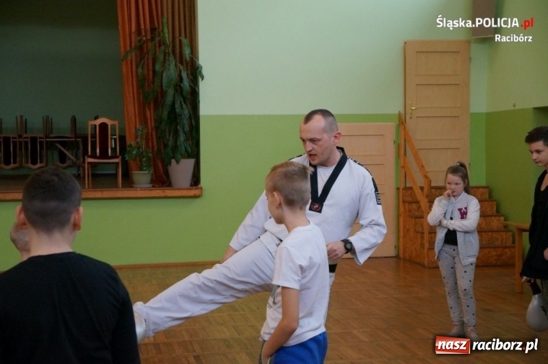 Zdjęcie w galerii na portalu naszraciborz.pl: Bezpieczne ferie 2019. Sportowe spotkanie z dzielnicowym w Kobyli wiadomości z regionu