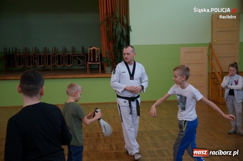 Zdjęcie w galerii na portalu naszraciborz.pl: Bezpieczne ferie 2019. Sportowe spotkanie z dzielnicowym w Kobyli wiadomości z regionu