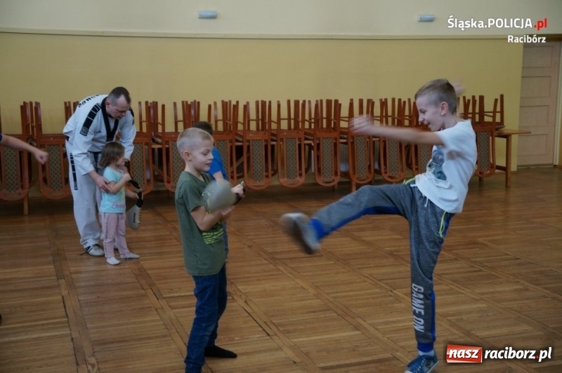 Zdjęcie w galerii na portalu naszraciborz.pl: Bezpieczne ferie 2019. Sportowe spotkanie z dzielnicowym w Kobyli wiadomości z regionu