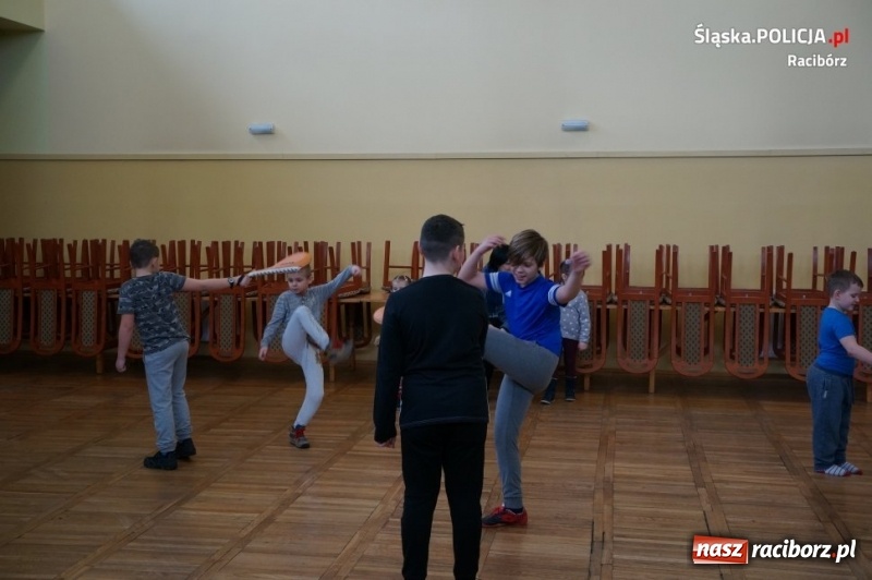 Zdjęcie w galerii na portalu naszraciborz.pl: Bezpieczne ferie 2019. Sportowe spotkanie z dzielnicowym w Kobyli wiadomości z regionu