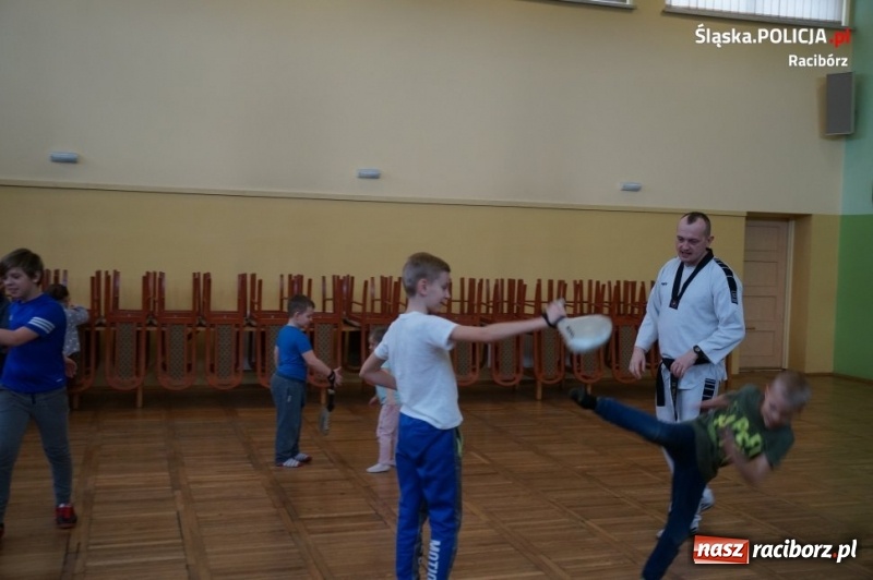 Zdjęcie w galerii na portalu naszraciborz.pl: Bezpieczne ferie 2019. Sportowe spotkanie z dzielnicowym w Kobyli wiadomości z regionu