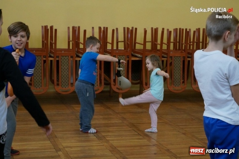 Zdjęcie w galerii na portalu naszraciborz.pl: Bezpieczne ferie 2019. Sportowe spotkanie z dzielnicowym w Kobyli wiadomości z regionu