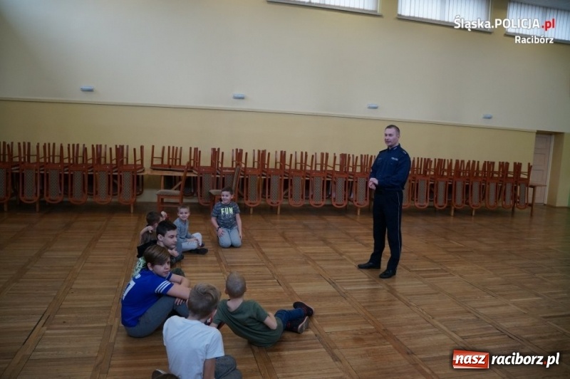 Zdjęcie w galerii na portalu naszraciborz.pl: Bezpieczne ferie 2019. Sportowe spotkanie z dzielnicowym w Kobyli wiadomości z regionu