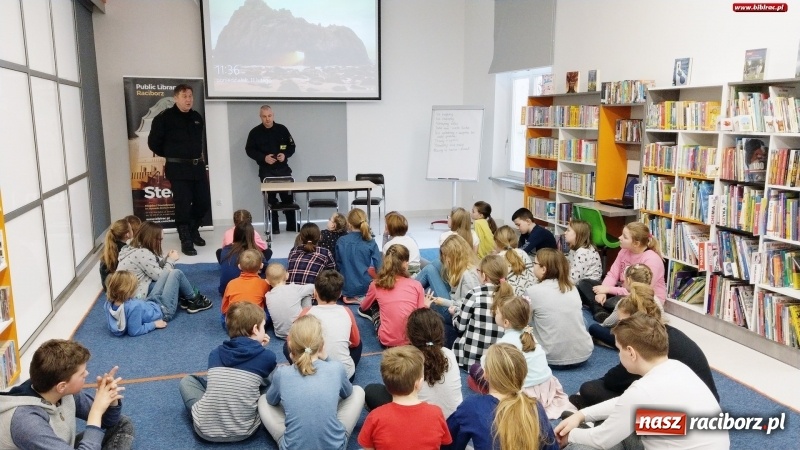 Zdjęcie w galerii na portalu naszraciborz.pl: Ferie w Bibliotece. Młodzi czytelnicy spotkali się ze strażakami wiadomości z regionu