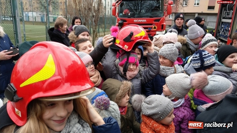 Zdjęcie w galerii na portalu naszraciborz.pl: Ferie w Bibliotece. Młodzi czytelnicy spotkali się ze strażakami wiadomości z regionu