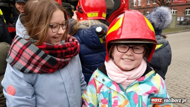 Zdjęcie w galerii na portalu naszraciborz.pl: Ferie w Bibliotece. Młodzi czytelnicy spotkali się ze strażakami wiadomości z regionu