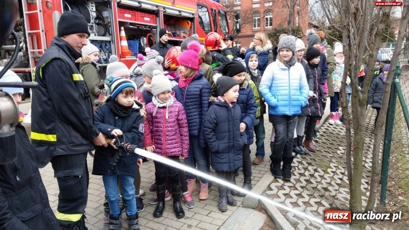 Zdjęcie w galerii na portalu naszraciborz.pl: Ferie w Bibliotece. Młodzi czytelnicy spotkali się ze strażakami wiadomości z regionu