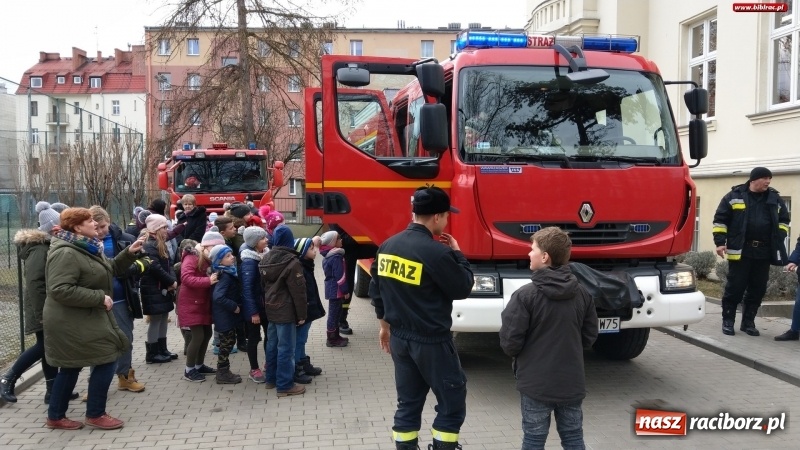Zdjęcie w galerii na portalu naszraciborz.pl: Ferie w Bibliotece. Młodzi czytelnicy spotkali się ze strażakami wiadomości z regionu